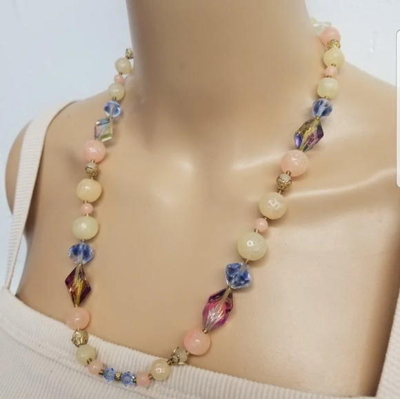 VINTAGE 1950s PASTEL & AURORA BOREALIS ACRYLIC BEAD NECKLACE - Picture 2 of 7
